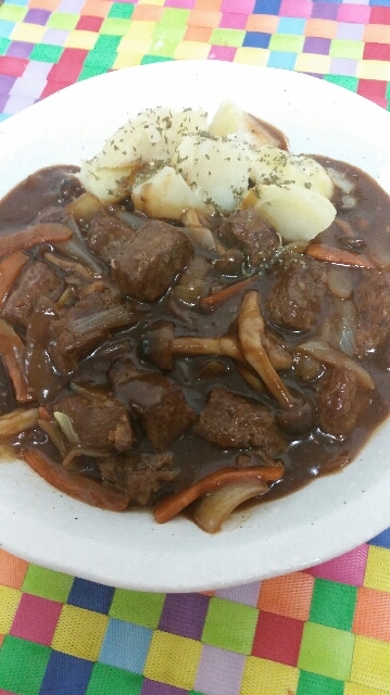 白いお皿に盛り付けられたサイコロステーキのデミグラスソース煮