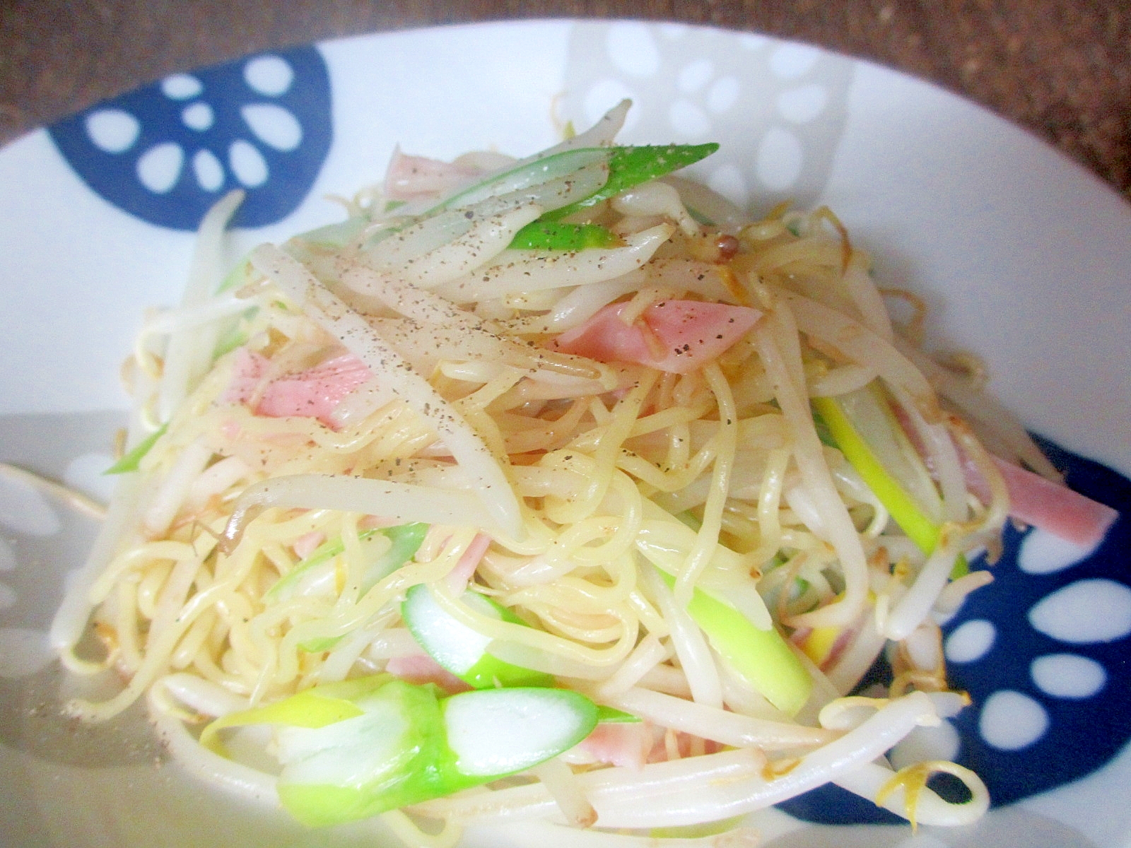 もやしとハムのナンプラー焼きそば