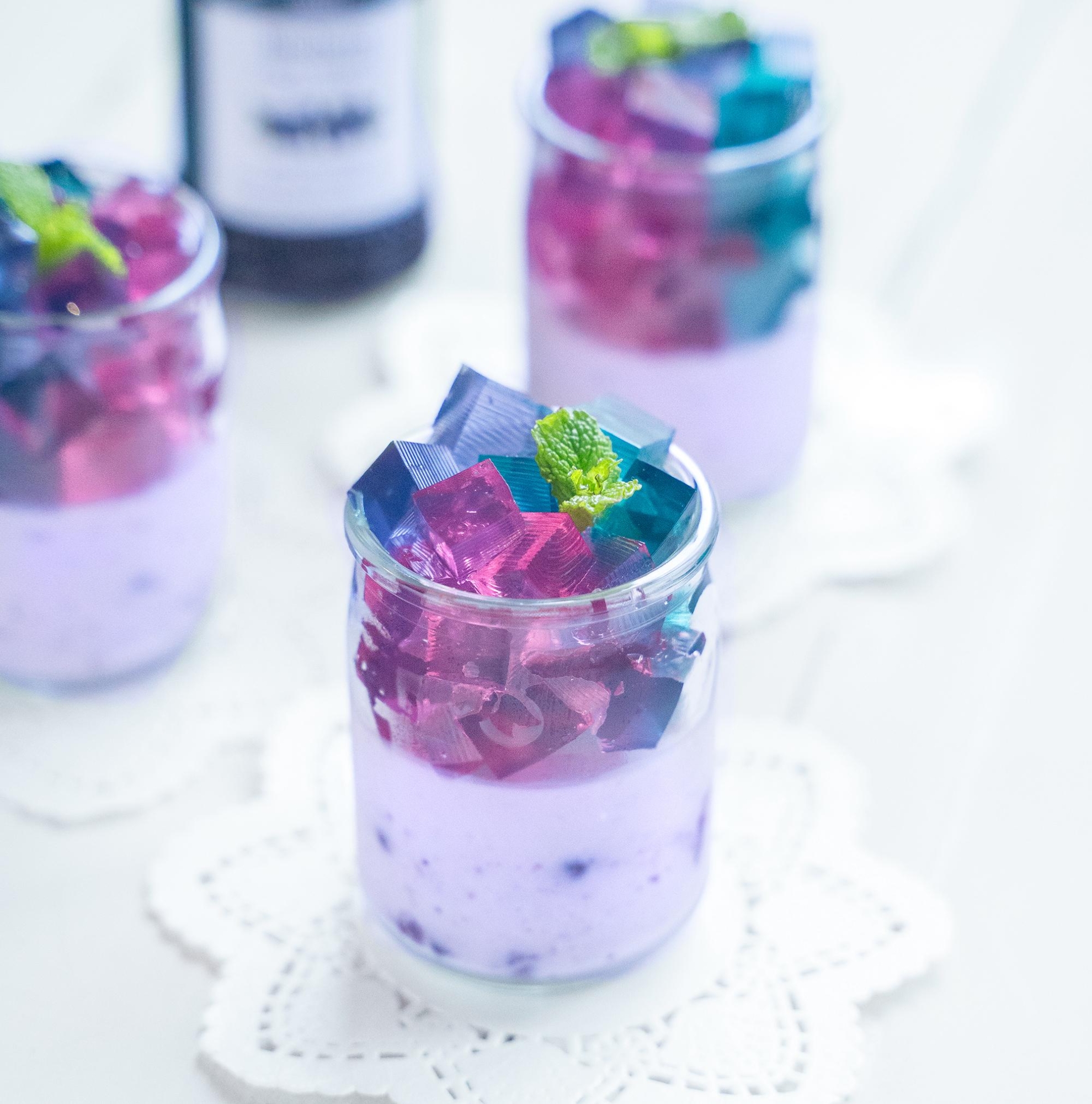 3色のあじさいゼリー乗せブルーベリームース