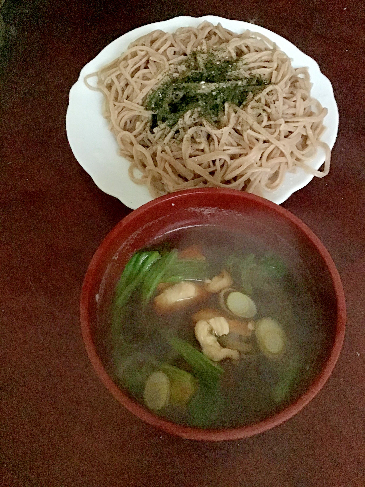 縮みほうれん草と鶏ムネの漬け汁で戸隠蕎麦盛り蕎麦。