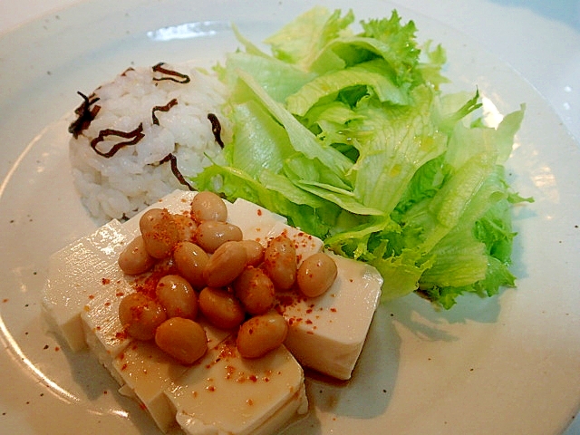 豆腐と大豆とレタスとご飯のワンプレート♬
