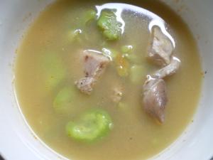 空豆と鶏肉のスープ