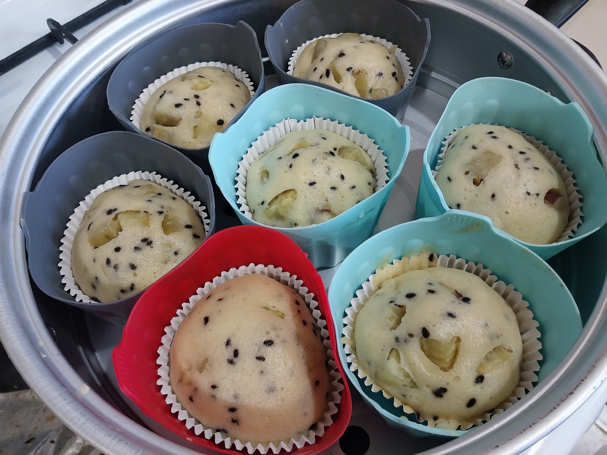 黒ゴマ入りさつまいも蒸しパン