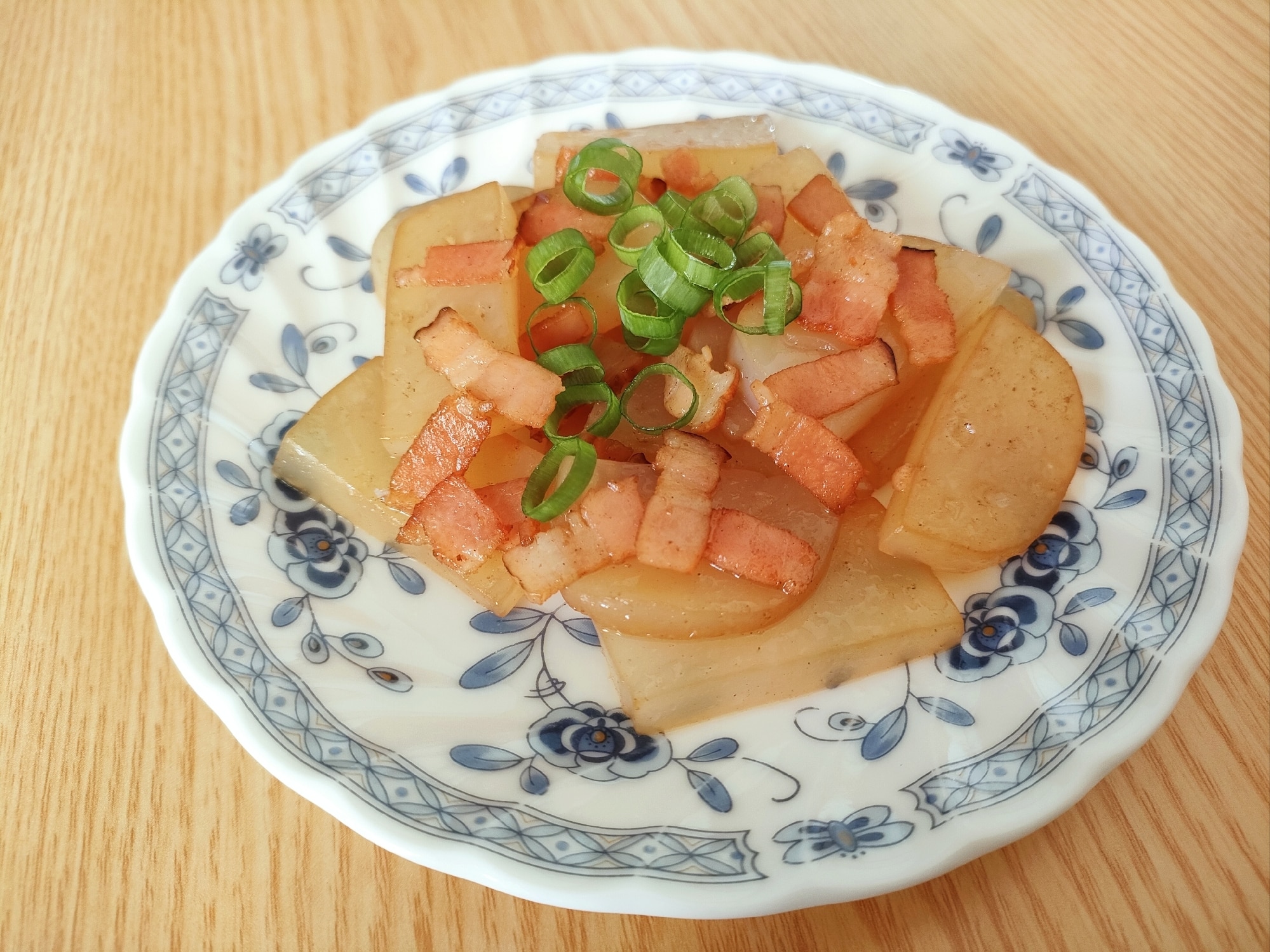 こんにゃくとベーコンのバター醤油炒め レシピ・作り方 by は