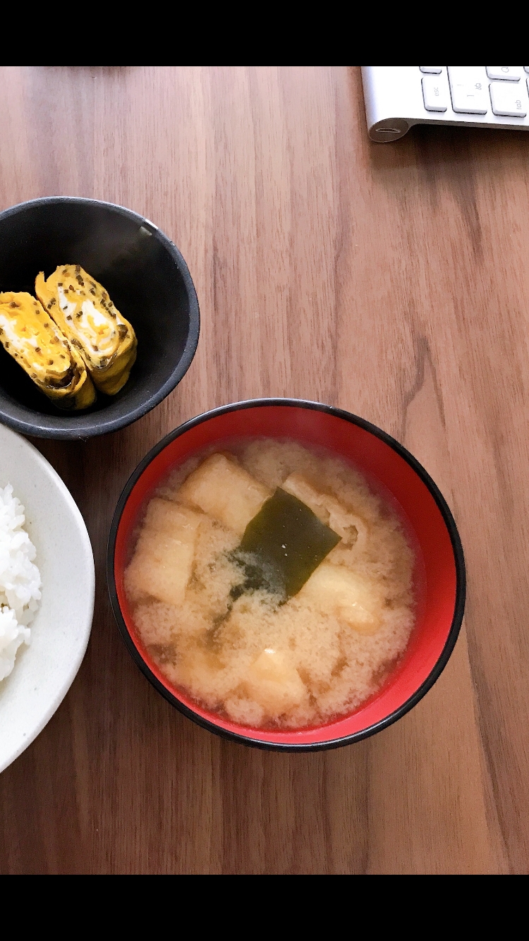 油揚げとわかめの白味噌の味噌汁