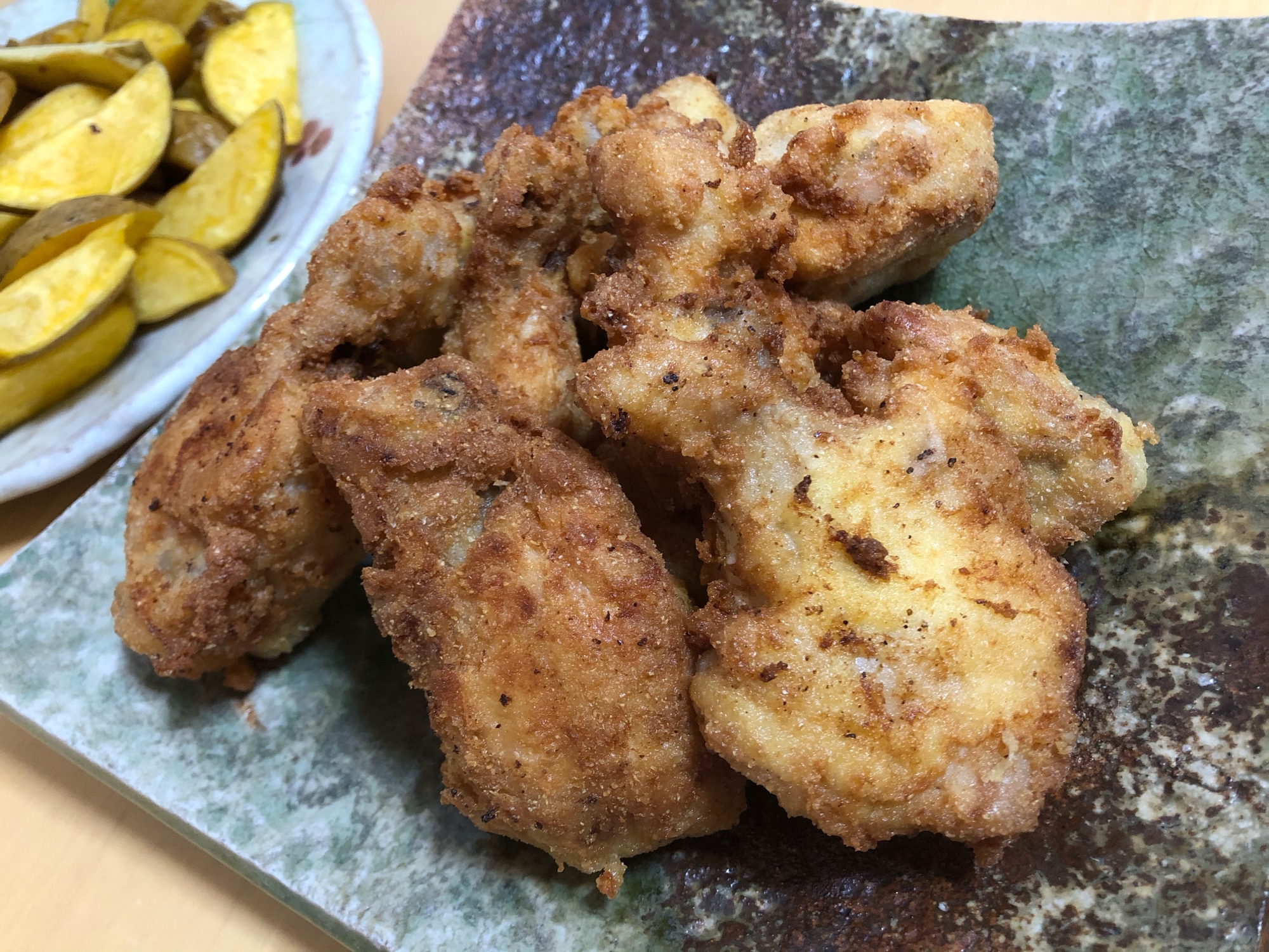 皿に盛られた、おからパウダーのフライドチキン