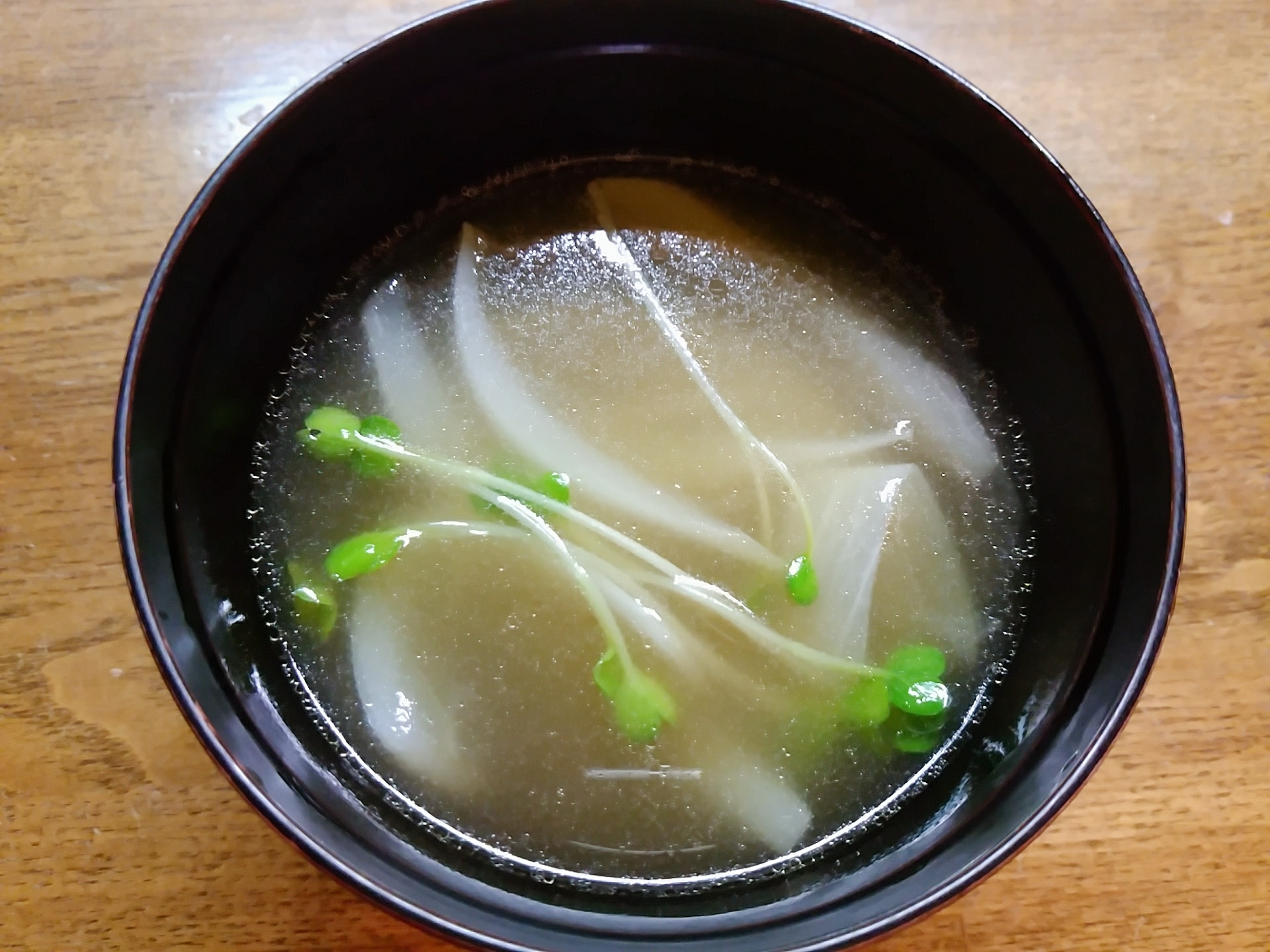玉葱と貝割れ大根の中華スープ