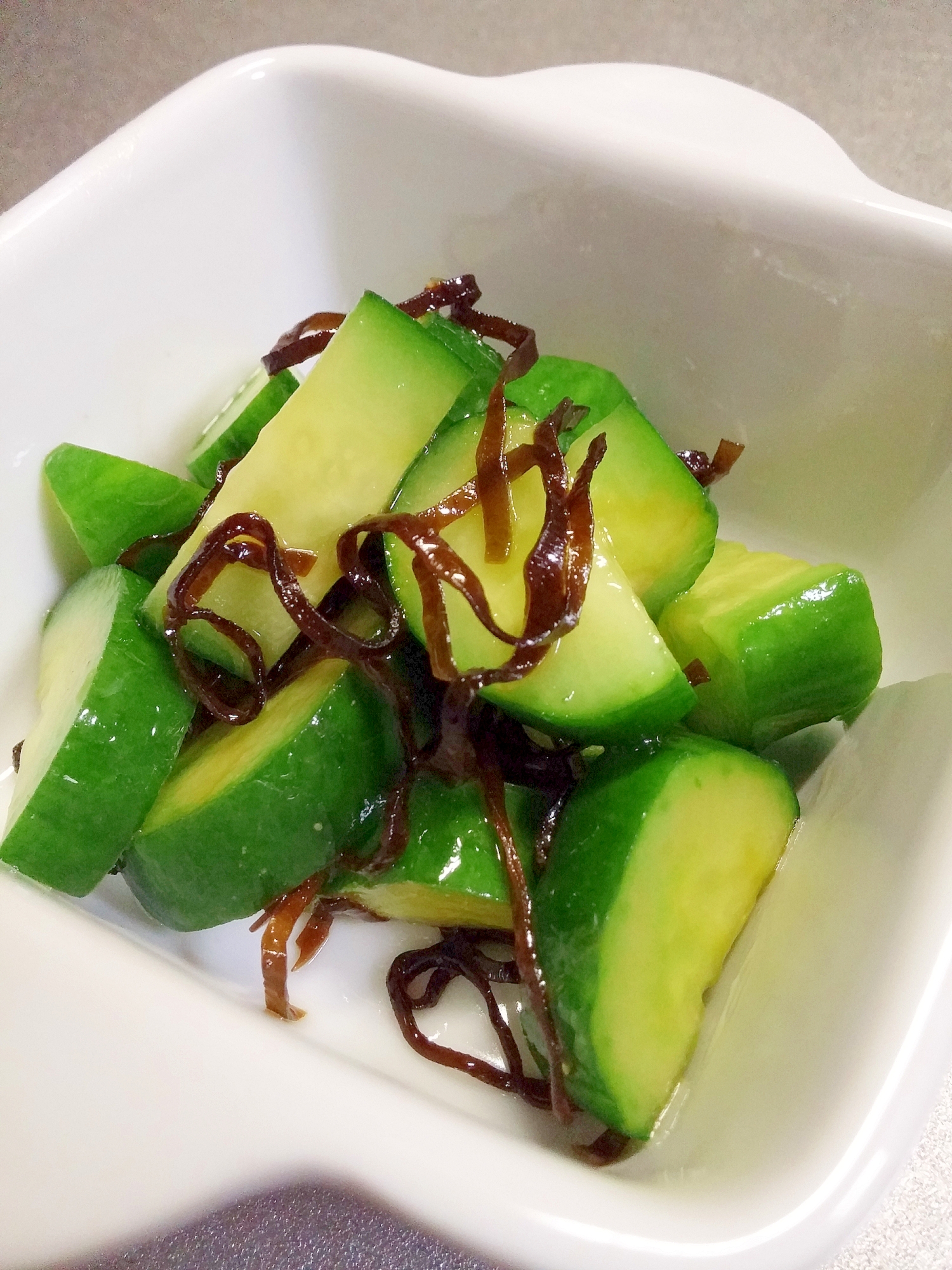 あと一品 おつまみにも ごま油香る塩昆布きゅうり レシピ 作り方 By Sun Flower 楽天レシピ