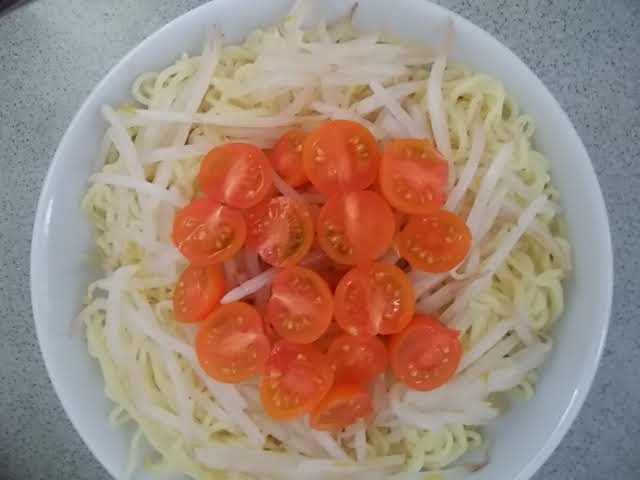 もやしとプチトマトの冷やし中華