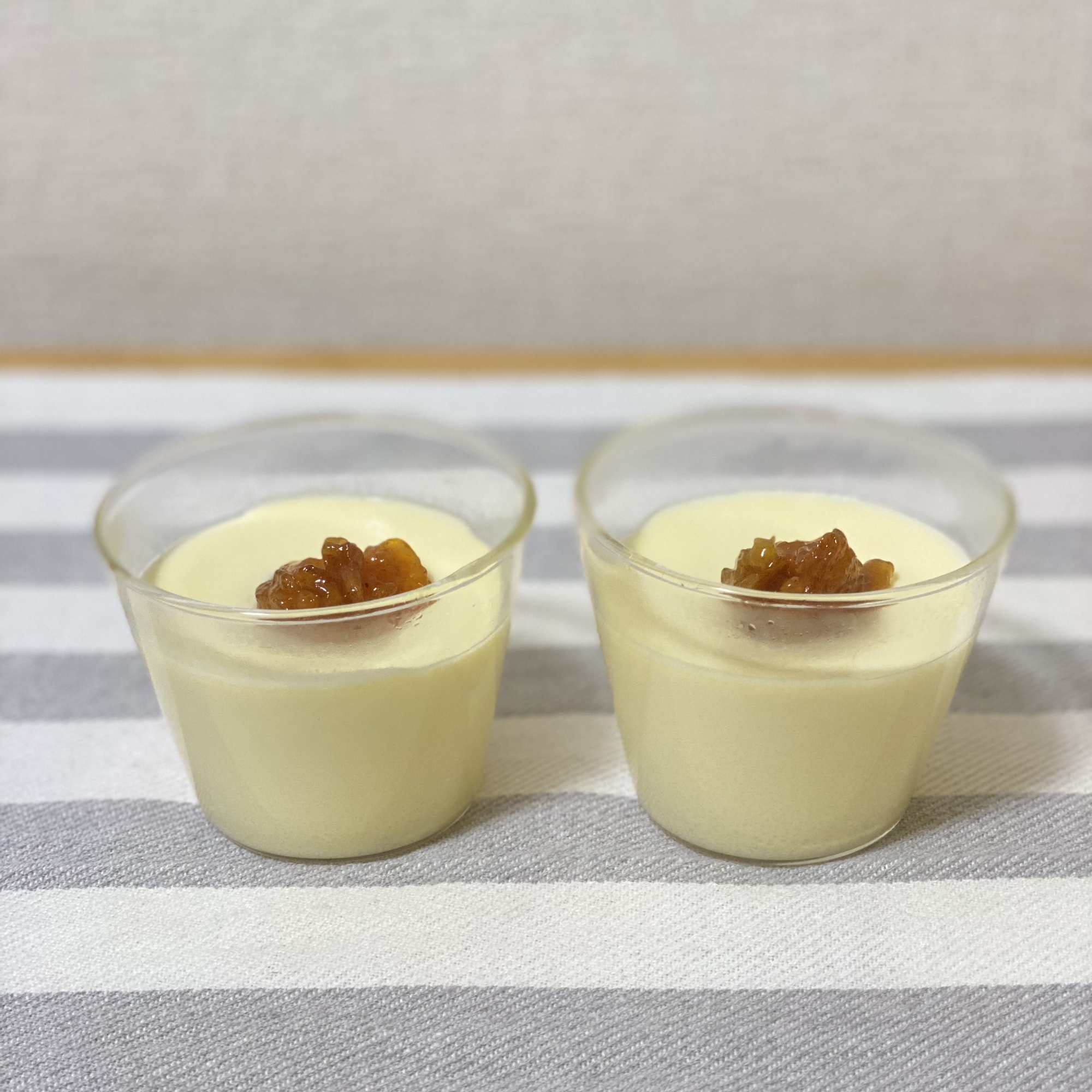 透明な耐熱容器にいれられた酒粕プリン