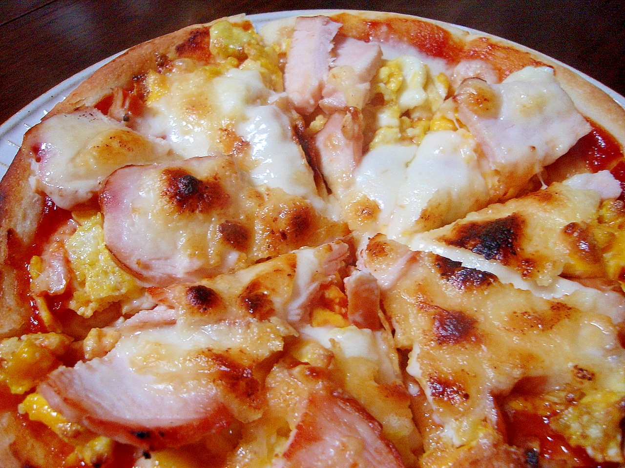 スモークチキンとたまごのピザ