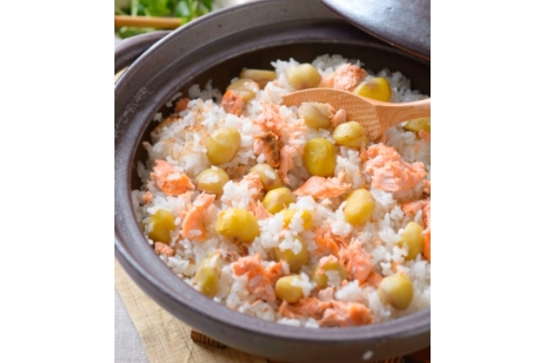 秋の行楽にもピッタリ! 栗と鮭の炊き込みご飯