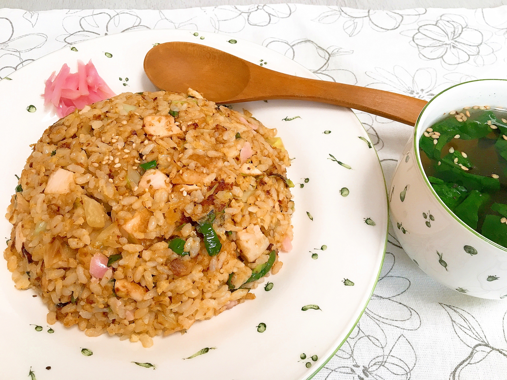 絶品パラパラ炒飯！余った鶏肉おかずで簡単リメイク♪