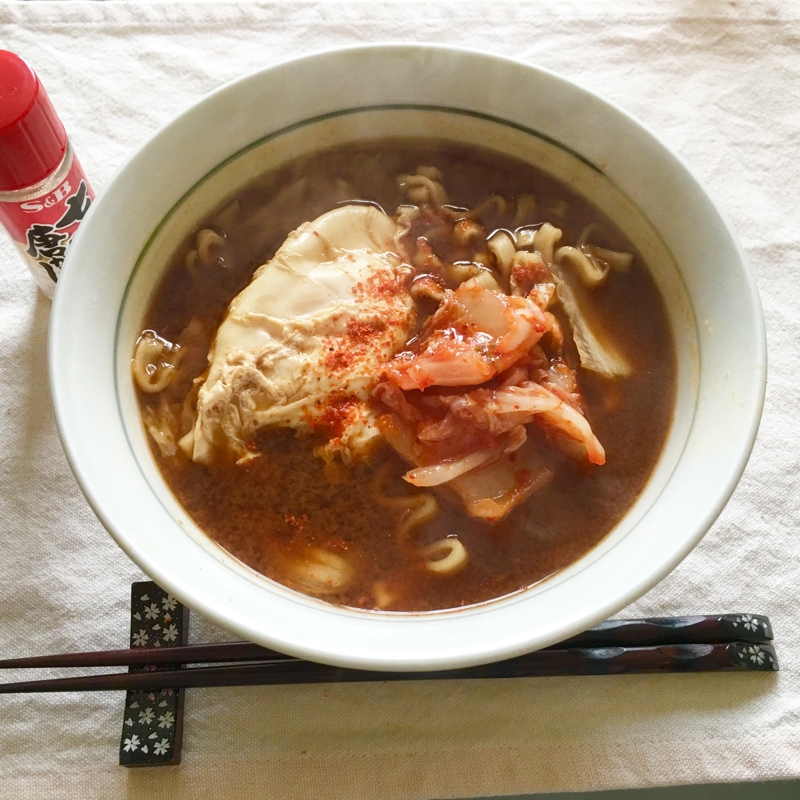 袋麺で簡単ランチ♪キムチ卵ピリ辛味噌煮込みうどん♡