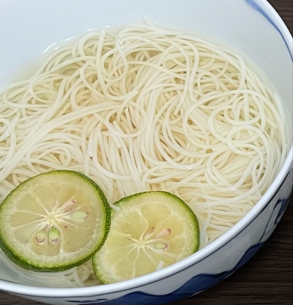 冷たいかぼす素麺