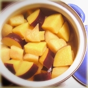 今日はオレンジジュースで煮ました✿暑くなってきたので、冷た～くして　おやつに頂いてますღ　冷蔵庫チョイチョイ開け過ぎかな(*^艸^*)