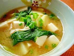 豆腐と新じゃがいもとほうれん草の味噌汁