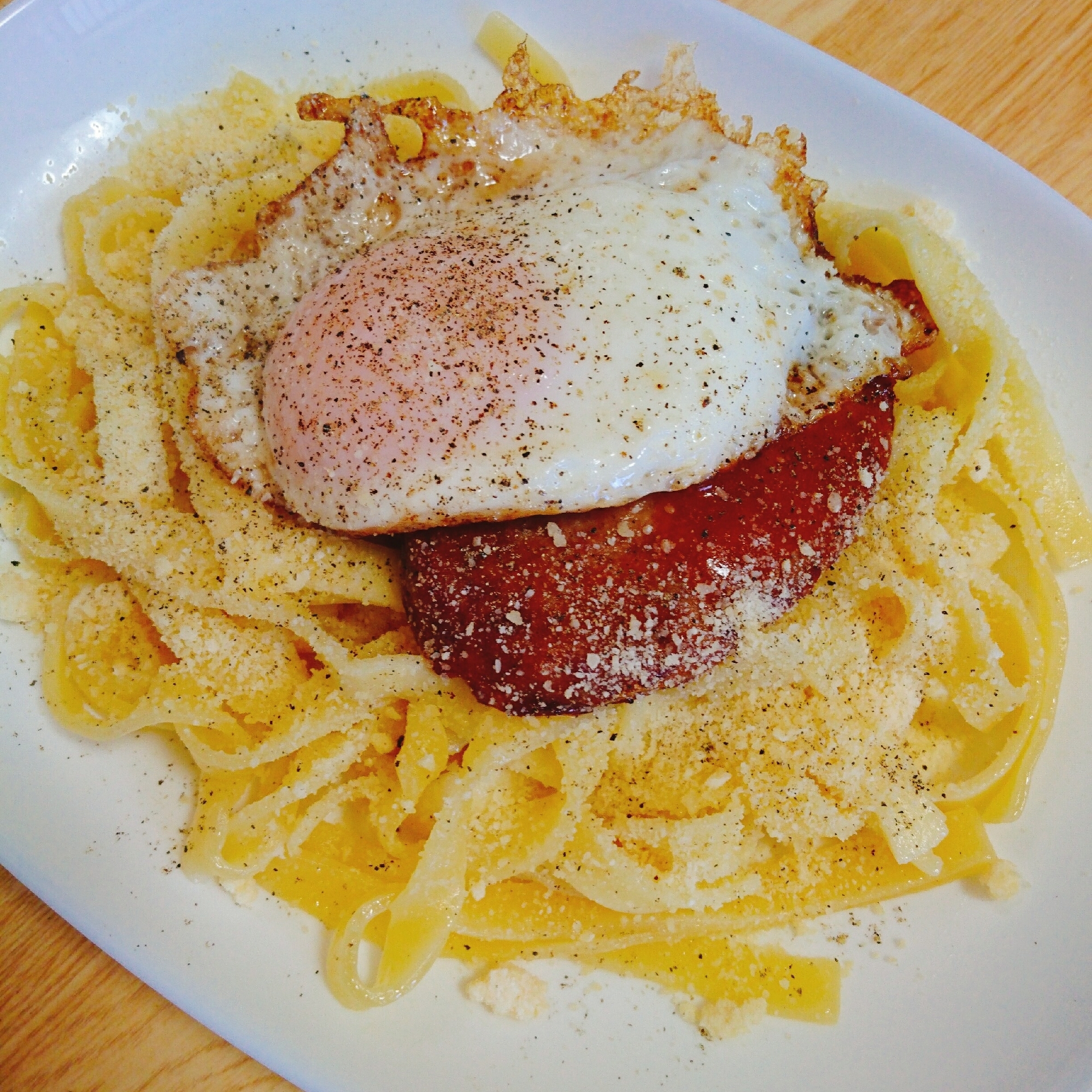 チキンハンバーグと目玉焼き乗せフェットチーネ