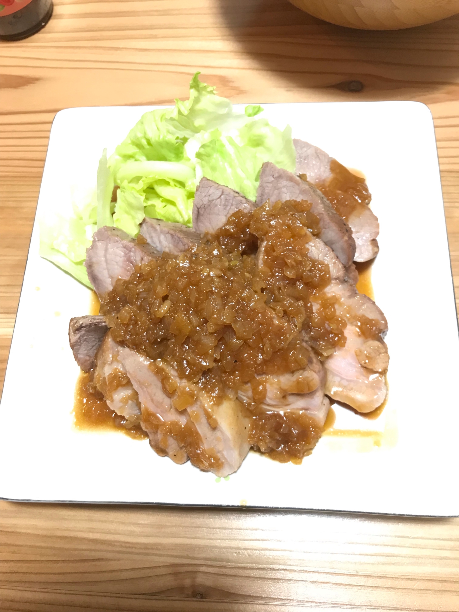 美味しい玉ねぎソースのかかったローストポーク