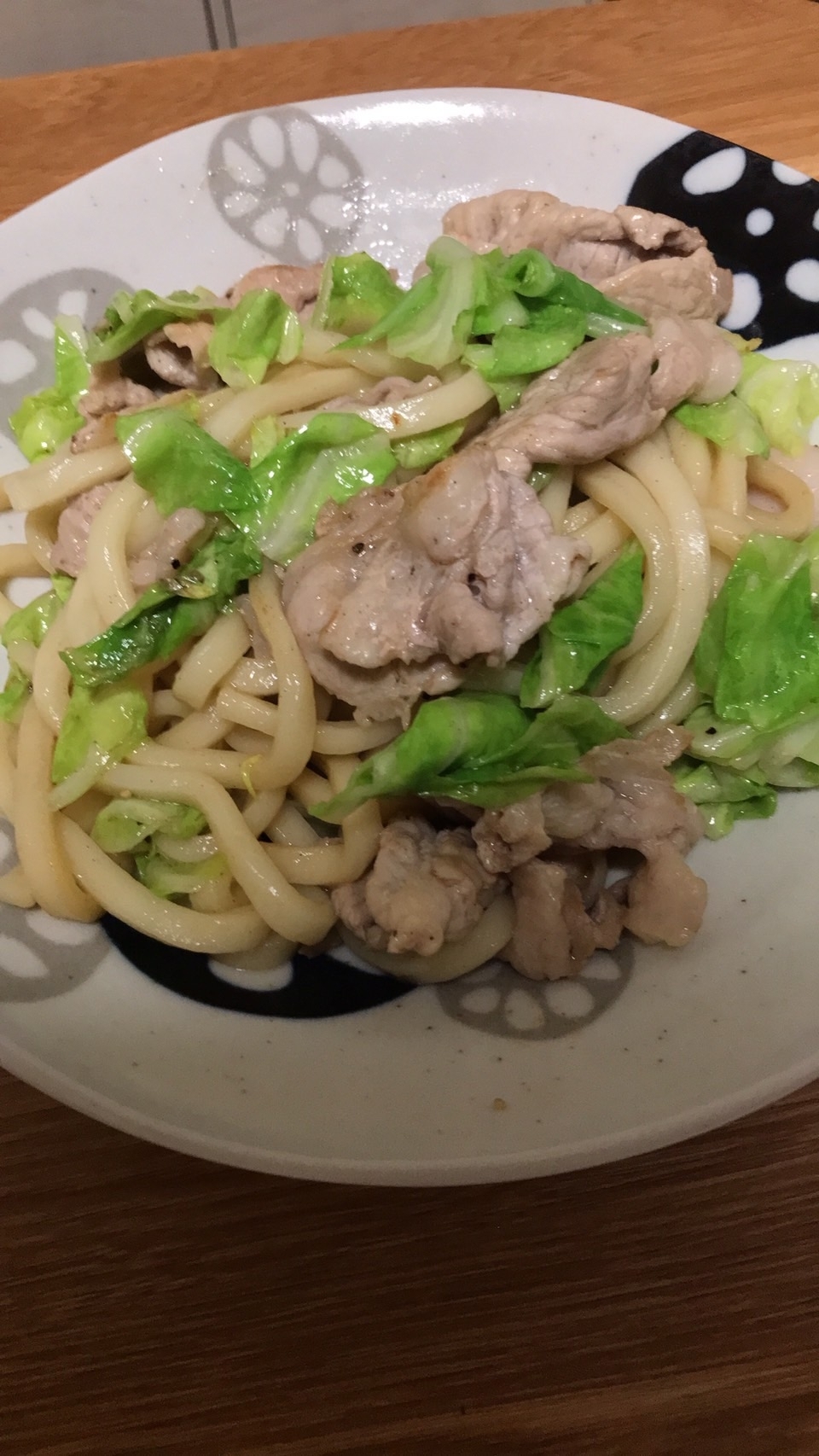 キャベツと豚肉の焼きうどん