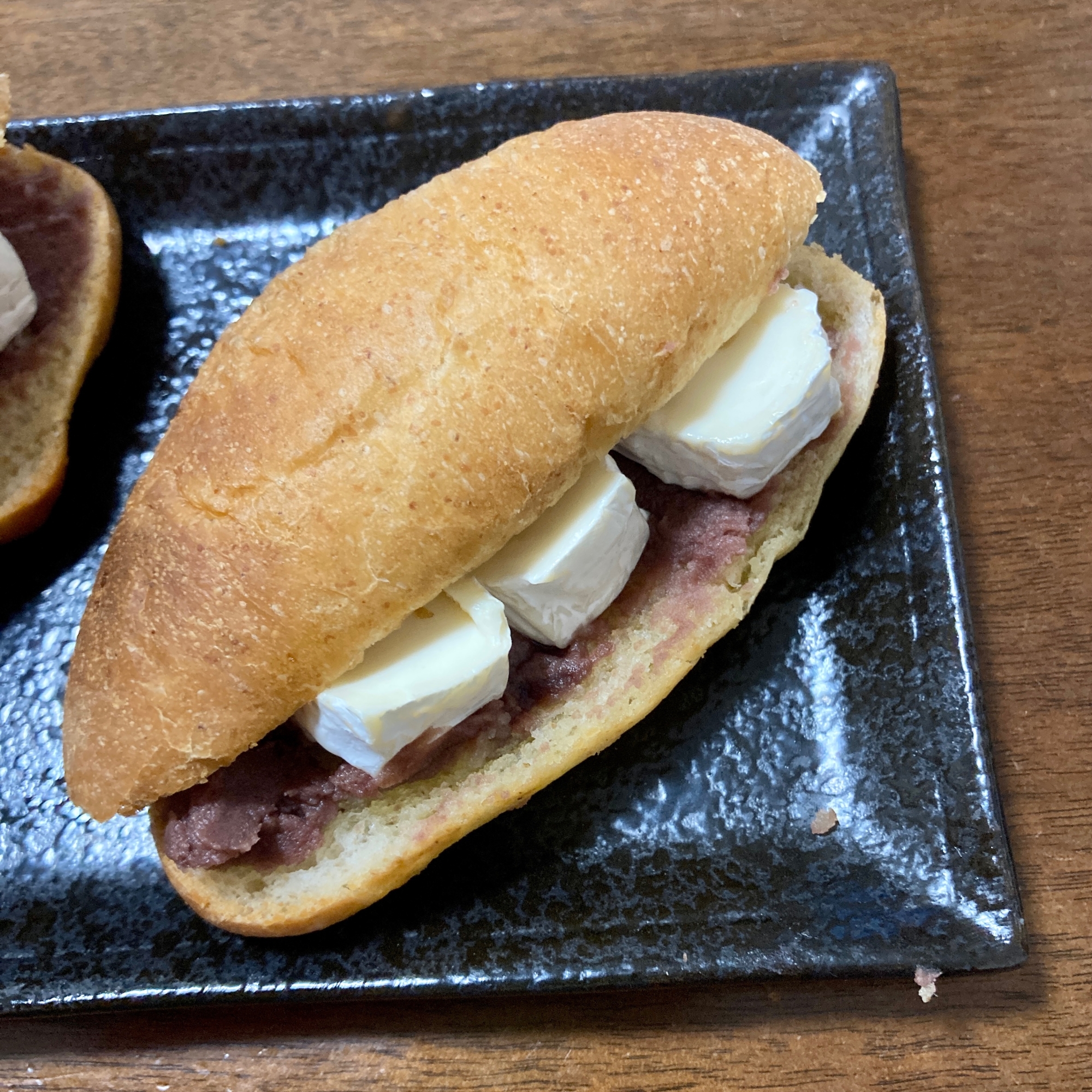 塩気が旨い!あんこ&カマンベールサンド