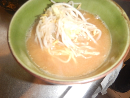 とんこつスープがあったので作ってみました。具が少ないのですが美味しいランチになりました。