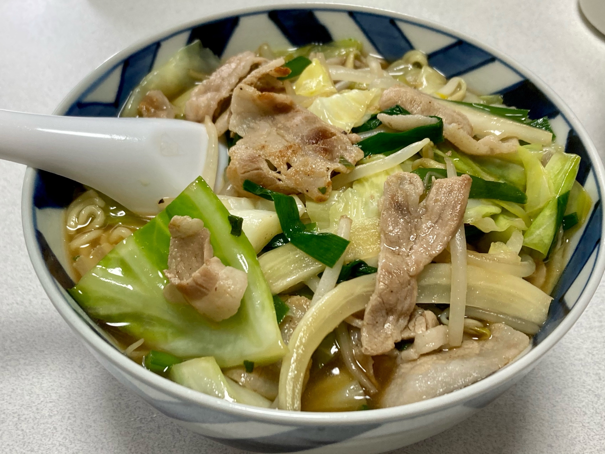 肉野菜炒め乗せ味噌ラーメン（インスタント使用）☆