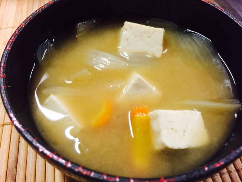 豆腐＆ニンジン＆玉ねぎの味噌汁
