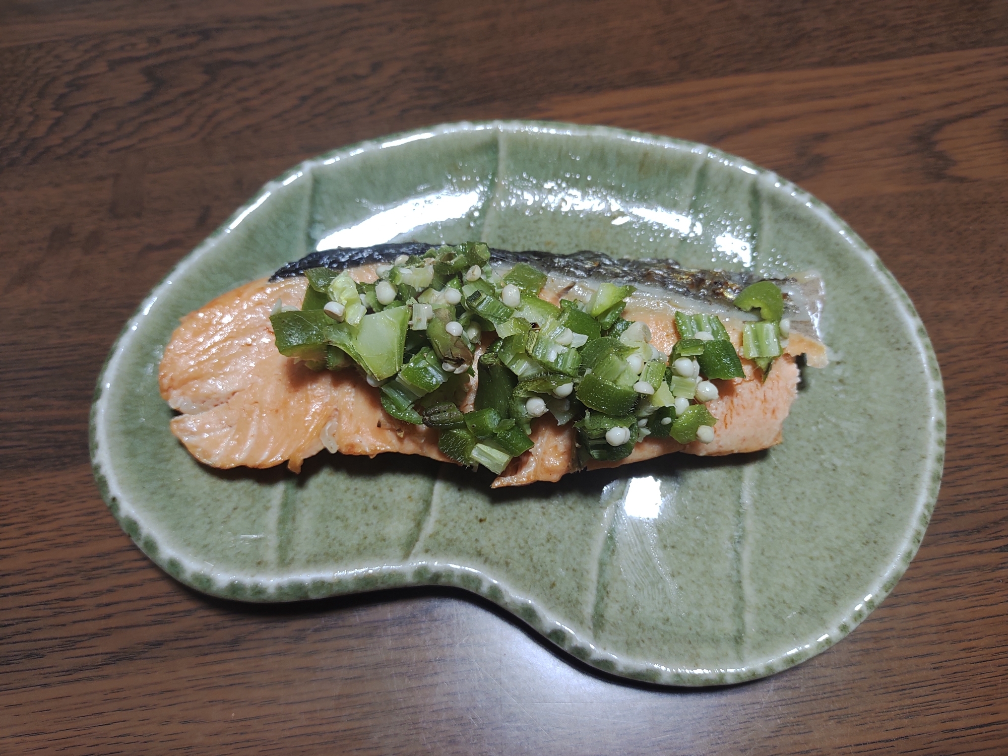 オクラソースで食べる鮭の塩焼き