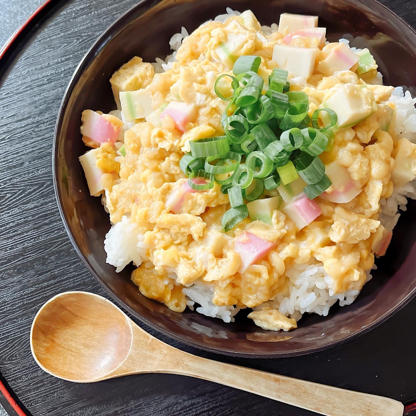 調味料は麺つゆだけ！かまぼこの玉子丼♪