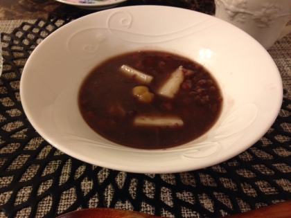 お豆の状態の小豆から、ぜんざいを作ったのは初めてです！
ちゃんと甘〜くできました(^^)
冷凍してあるやつは、小豆トーストにします！
ごちそう様でした