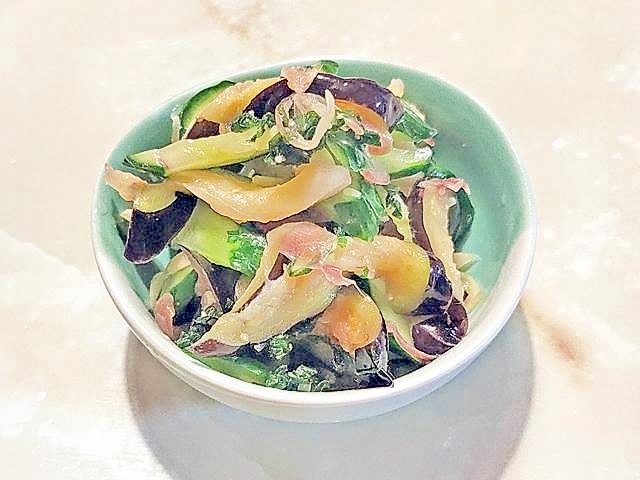 香味野菜を添えて！夏野菜のナスときゅうりの漬物♪