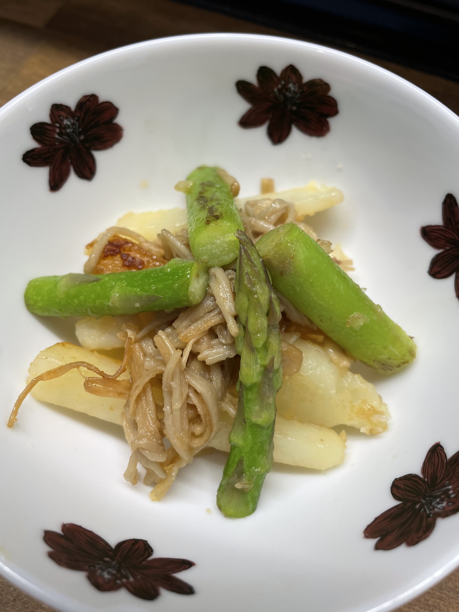 じゃがいもとアスパラのバター醤油炒め