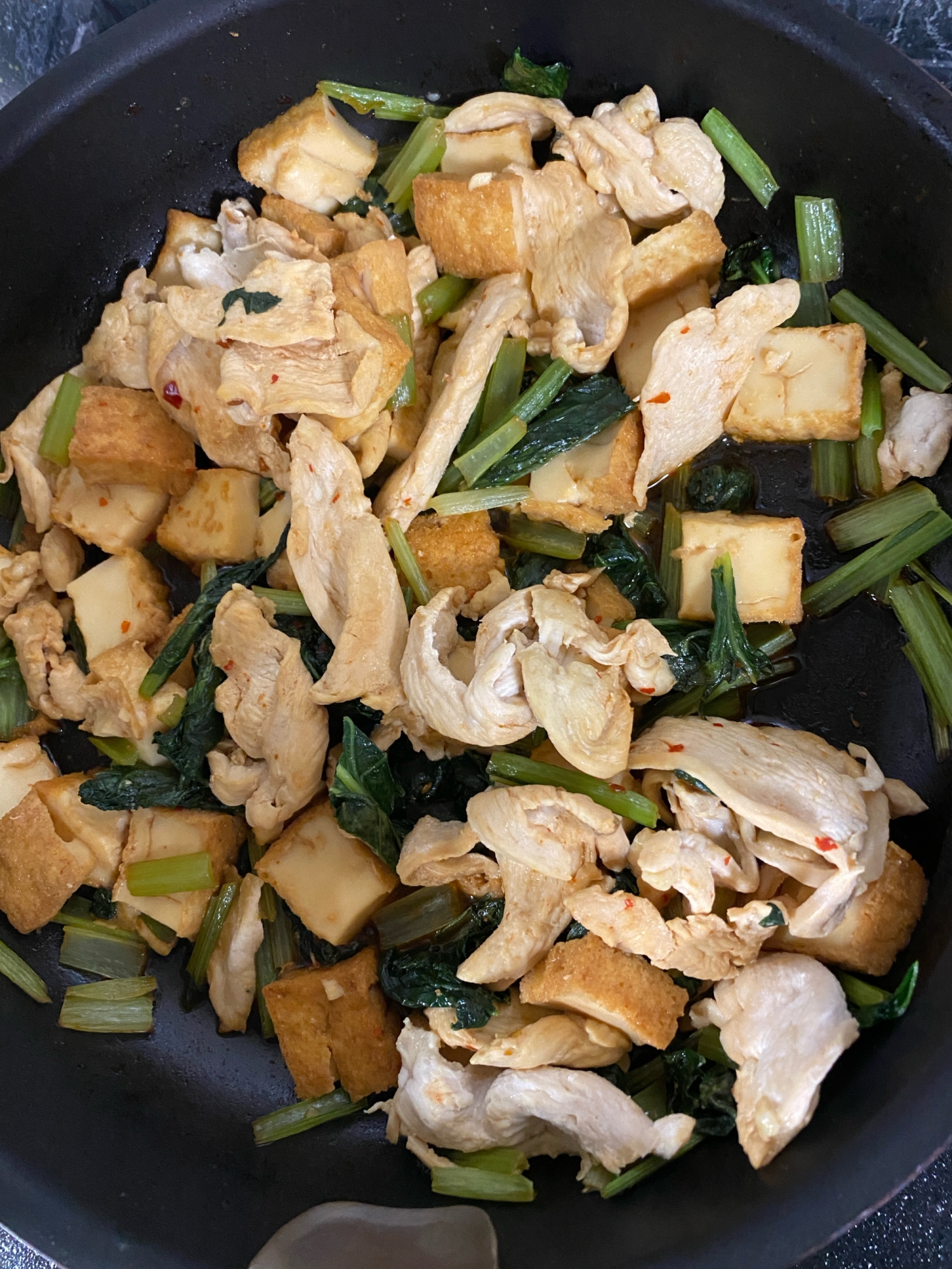 厚揚げ鶏むね小松菜のピリ辛炒め