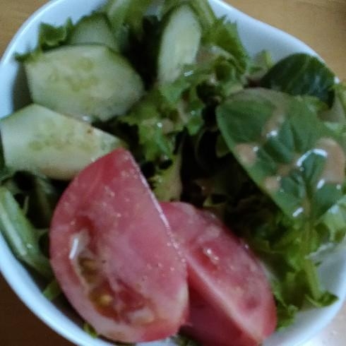 ベビーリーフとトマトと胡瓜とサニーレタスのサラダ