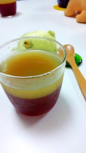 カップに入ったはちみつとシークヮーサーの紅茶ゼリー