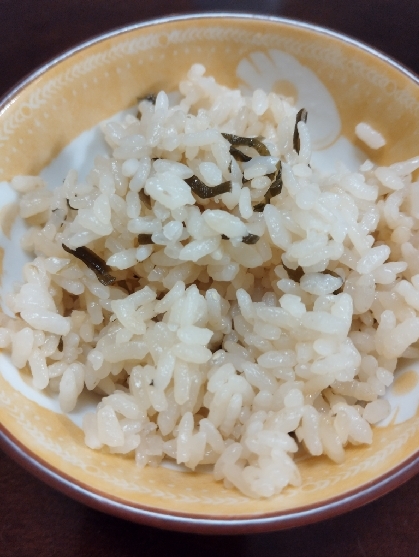お弁当に！塩昆布と梅干しの炊き込みご飯のおにぎり