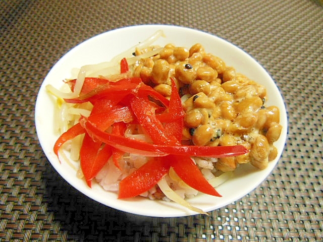 赤パプリカともやしと納豆の丼ぶり朝食♪