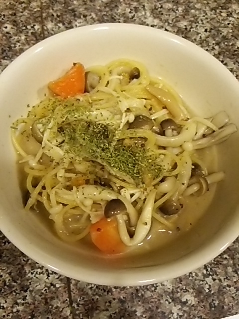 きのこと人参のクリームパスタ