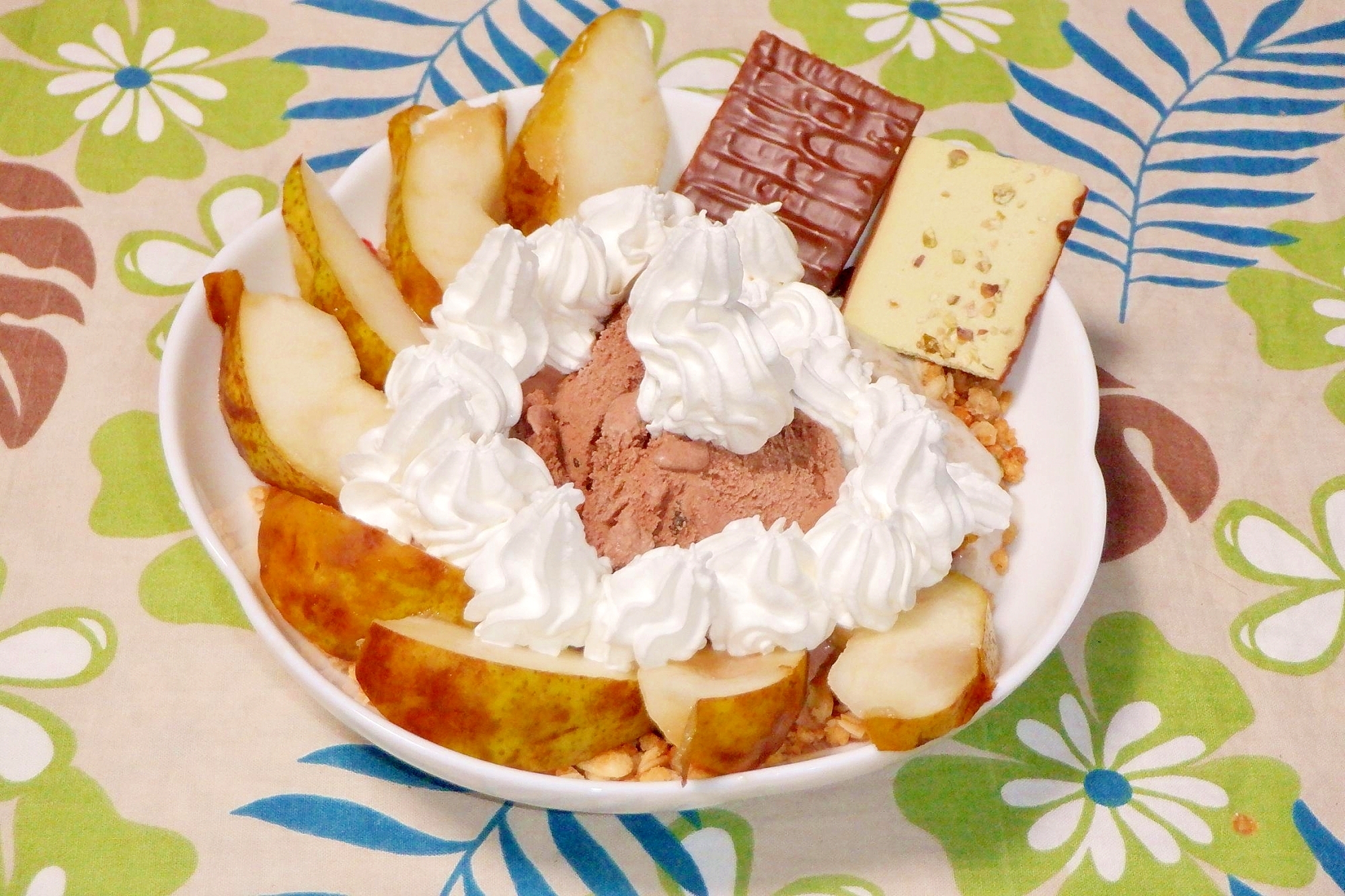 【簡単でヘルシー】洋梨とチョコアイスのパフェ