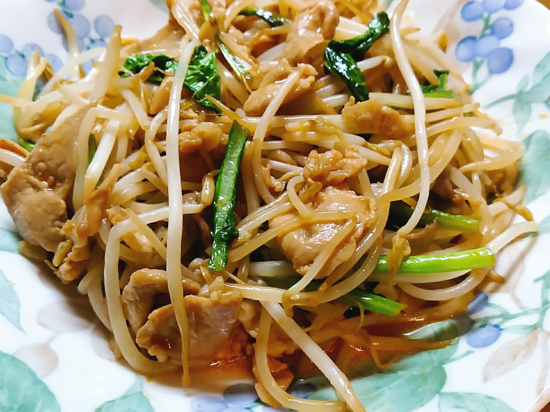 もやしと小松菜と豚肉の焼肉のタレ炒め