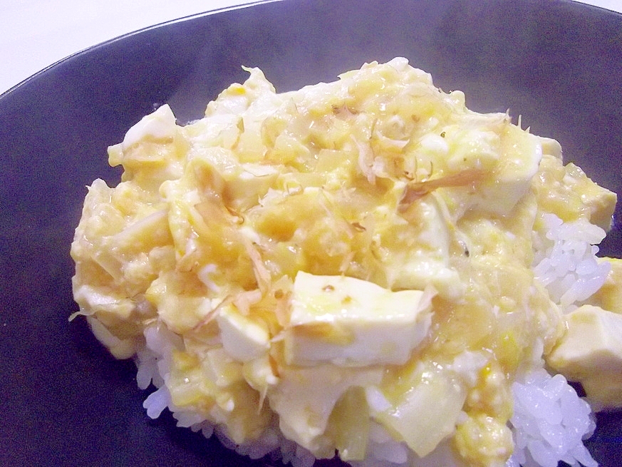 白菜と桜えびの入った、豆腐の卵とじ丼。