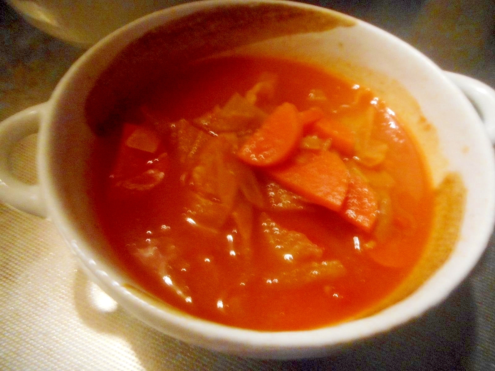 キャベツとにんじん、トマトの野菜スープ