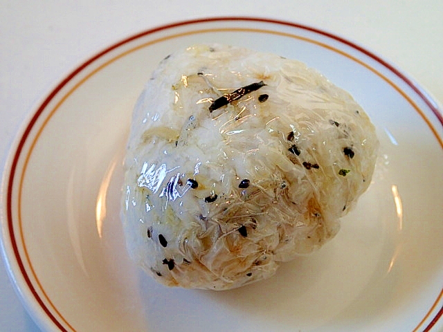 生姜入り お茶漬けの素deしらすと黒胡麻のおにぎり レシピ 作り方 By ぷ みぃまま 楽天レシピ 生姜入り お茶漬けの素deしらすと黒胡麻のおにぎり レシピ 作り方 By ぷ みぃまま 楽天レシピ