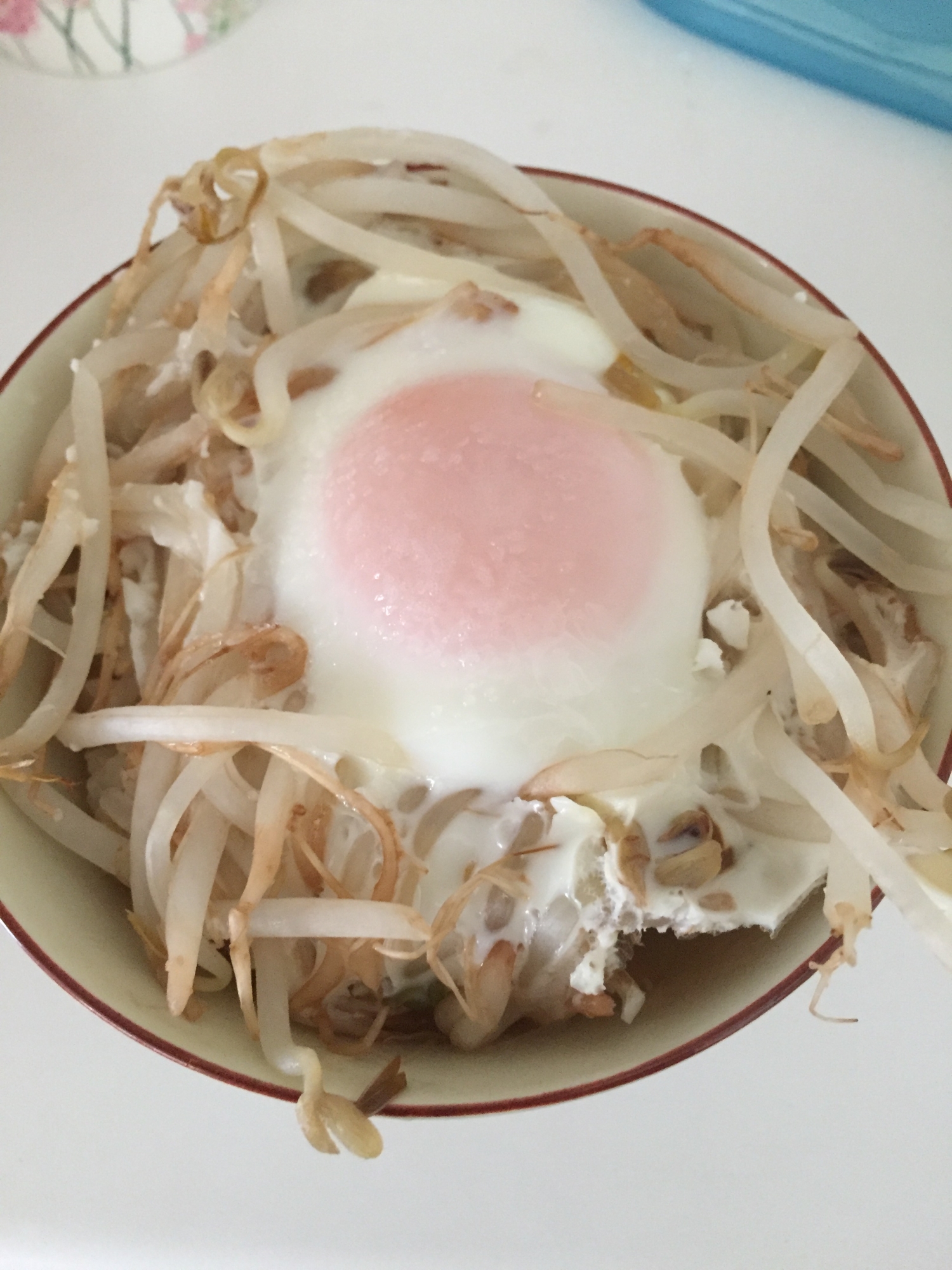 もやし敷きの目玉焼きごはん