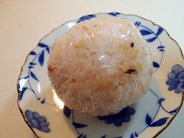 餃子と胡麻の雑穀おにぎり