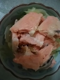味がしみるようにオニオンの上に鮭の中骨をのせました。とっても美味しかったのでまた作りたいです☆