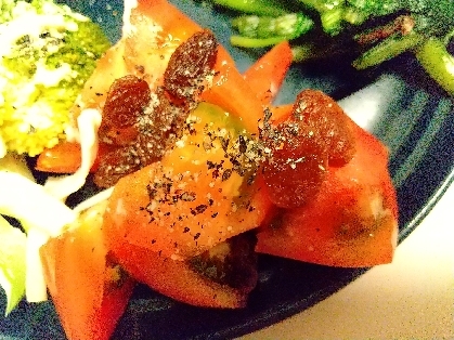 レーズン入りトマト胡麻サラダ
