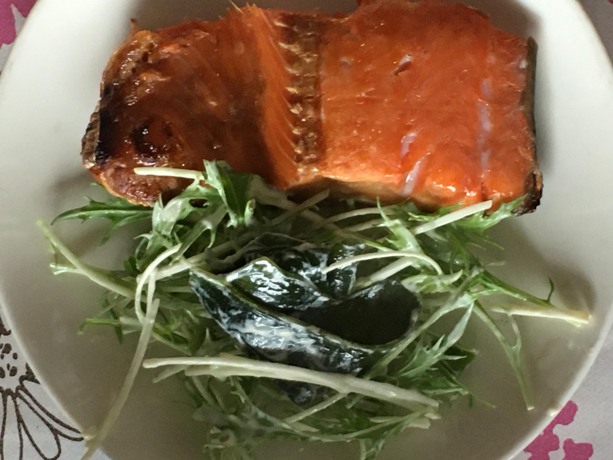塩紅鮭、水菜、わかめのプレート