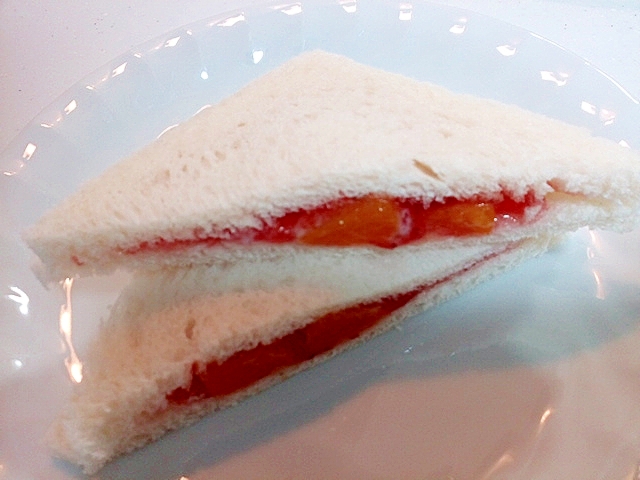 苺ジャムとみかんのサンドイッチ
